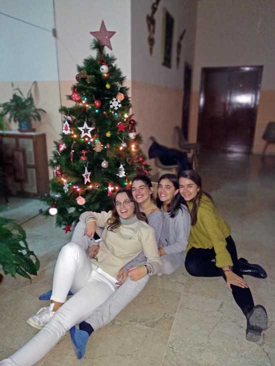 Decorando la Navidad en la residencia Carmen Méndez
