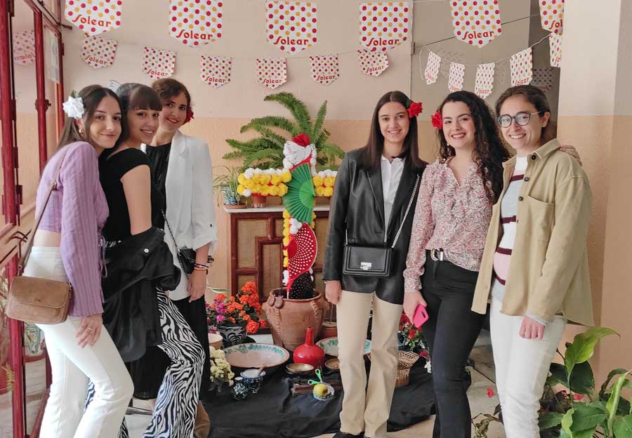 Las universitarias de Granada celebran el día de la Cruz de mayo